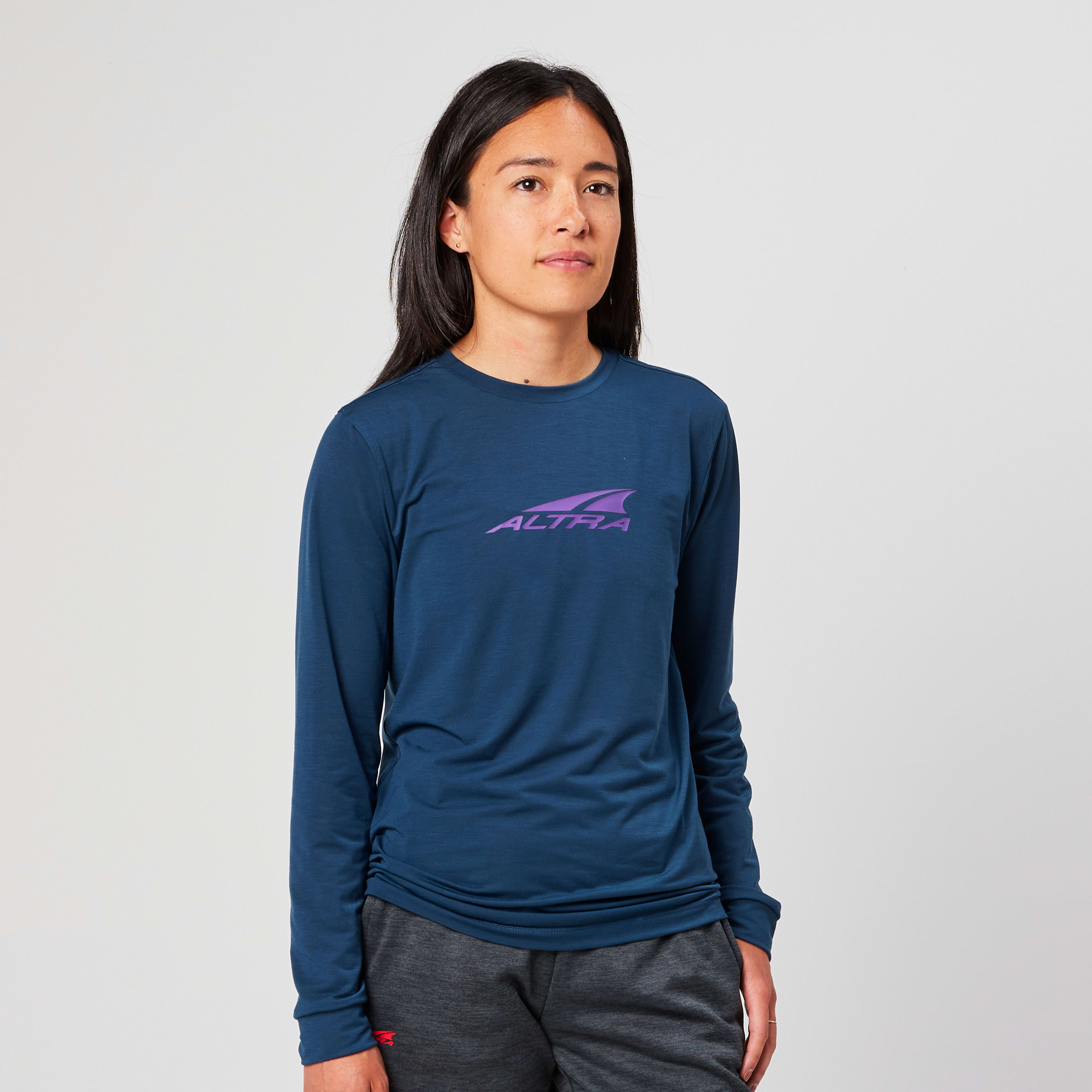 Altra Running Women's Everyday Performance Long Sleeve T-Shirt in Navy, Size: XL